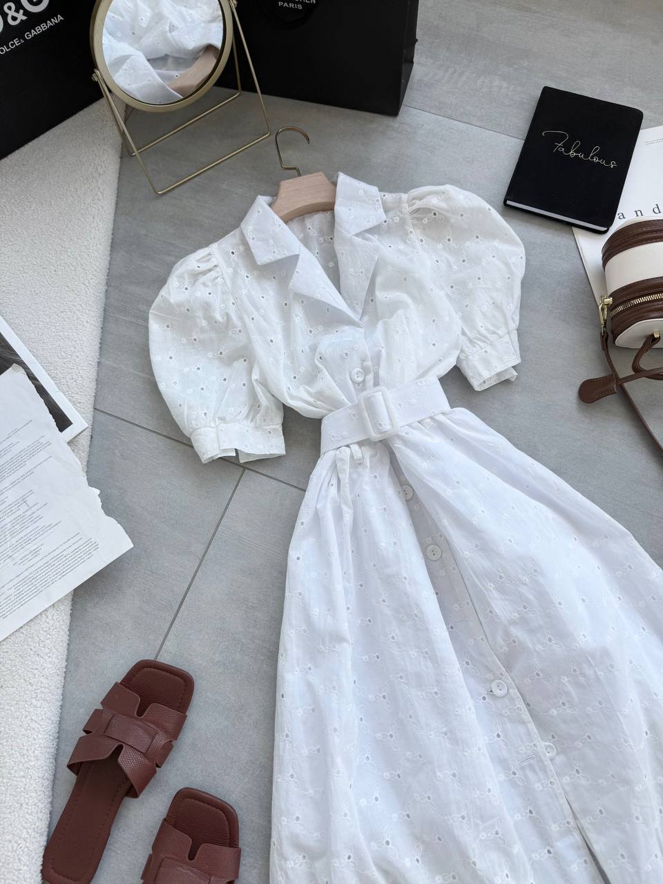 Vestido elegante de mujer con batista