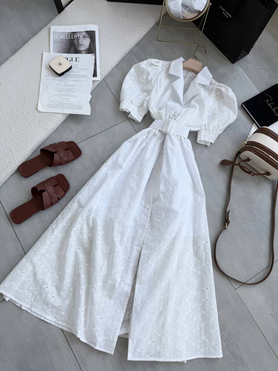 Vestido elegante de mujer con batista