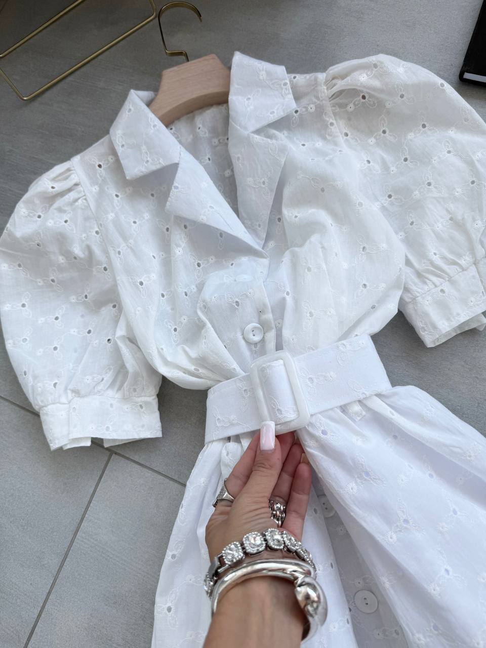 Vestido elegante de mujer con batista