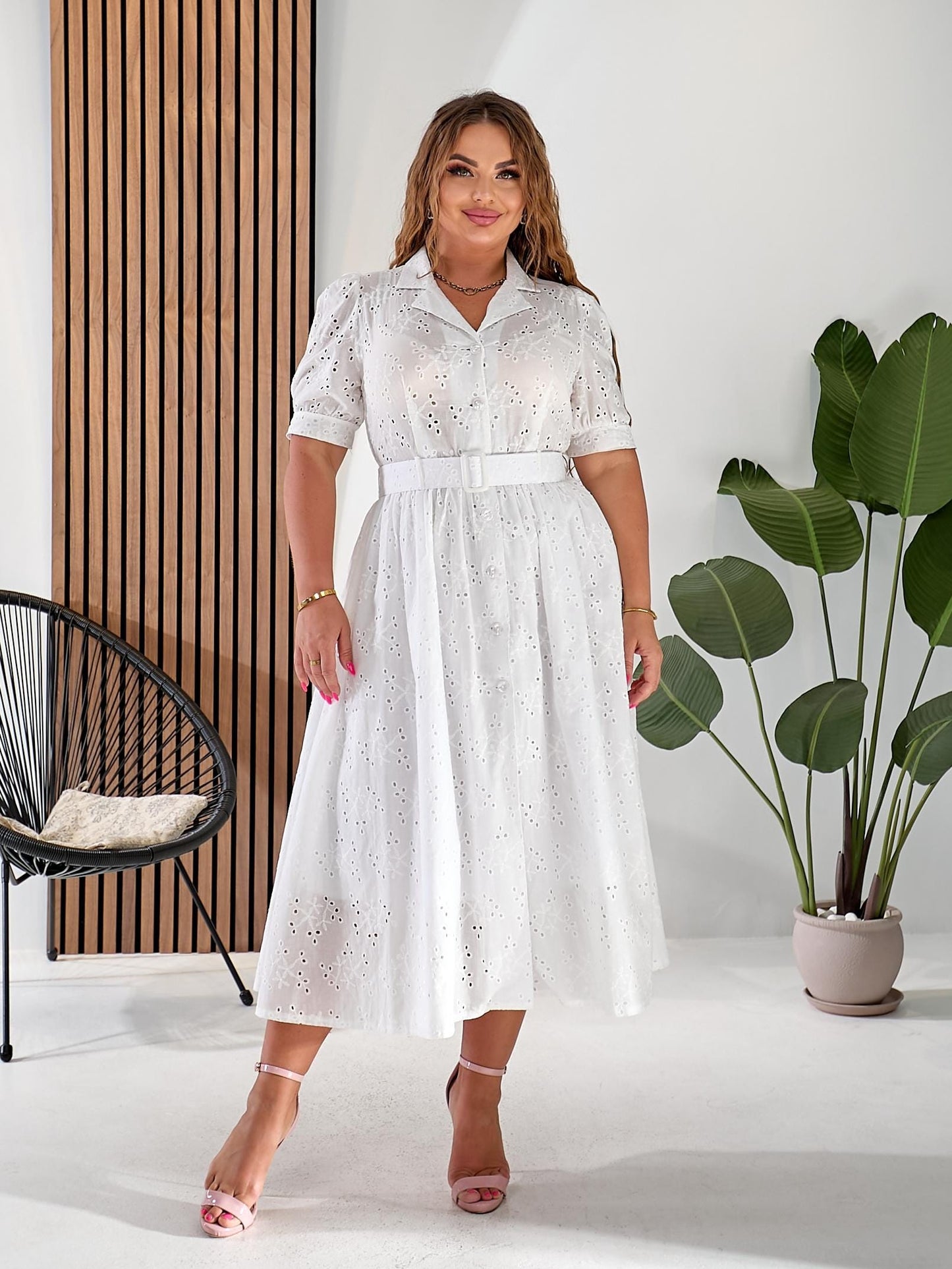 Vestido elegante de mujer con batista