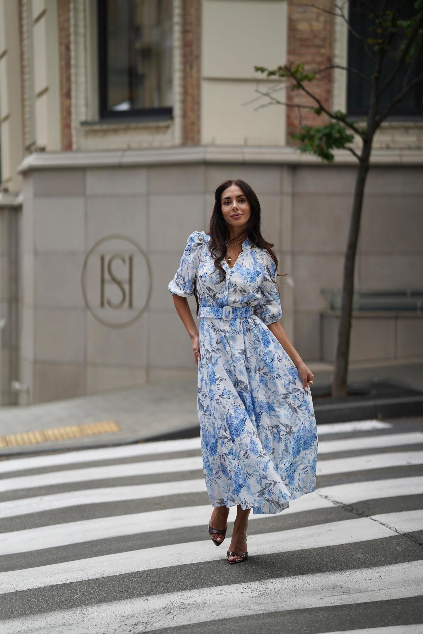 Excelente vestido vaporoso de mujer con estampado floral