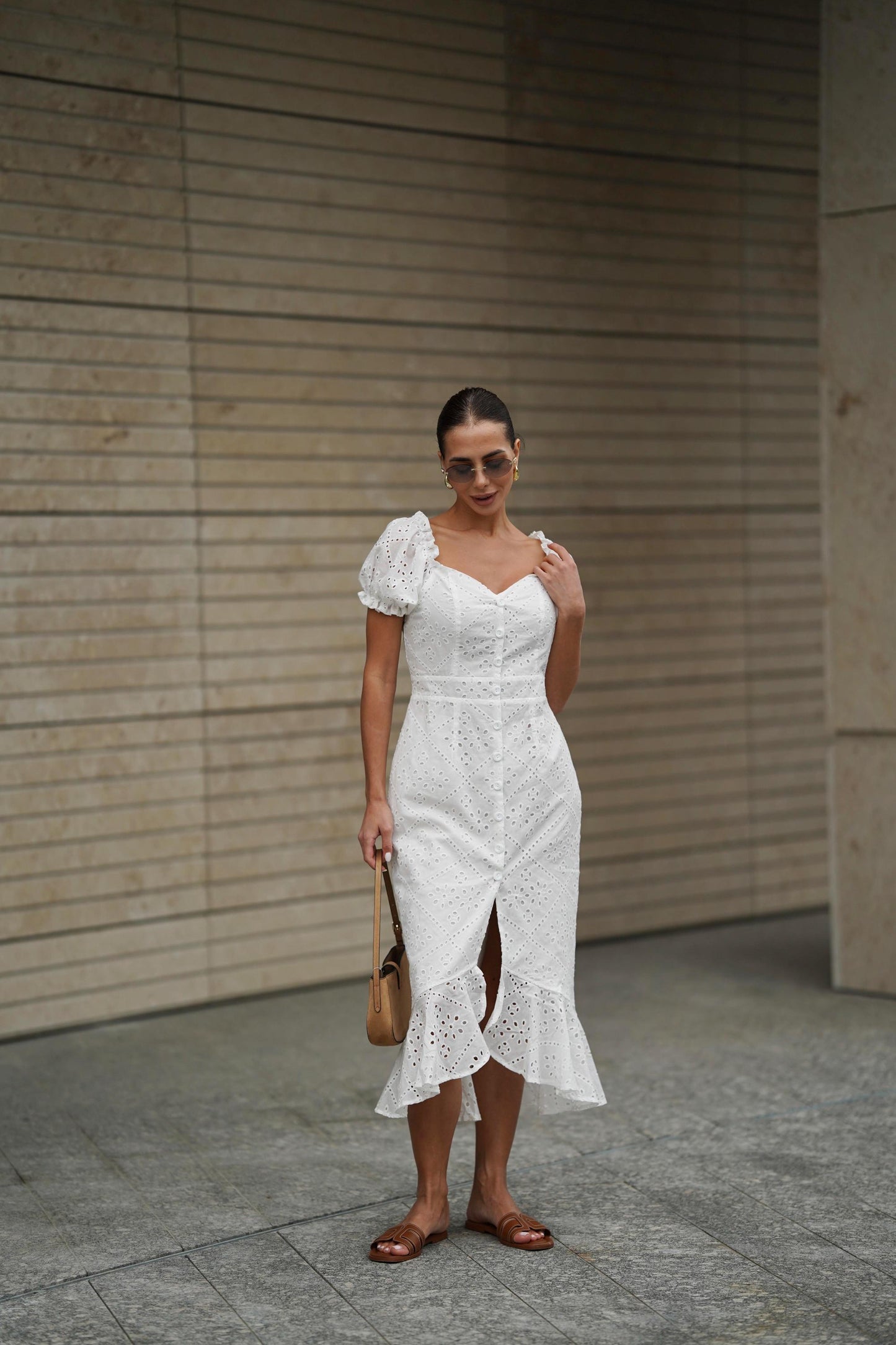 Elegante vestido de mujer con tejido batista y hombros descubiertos