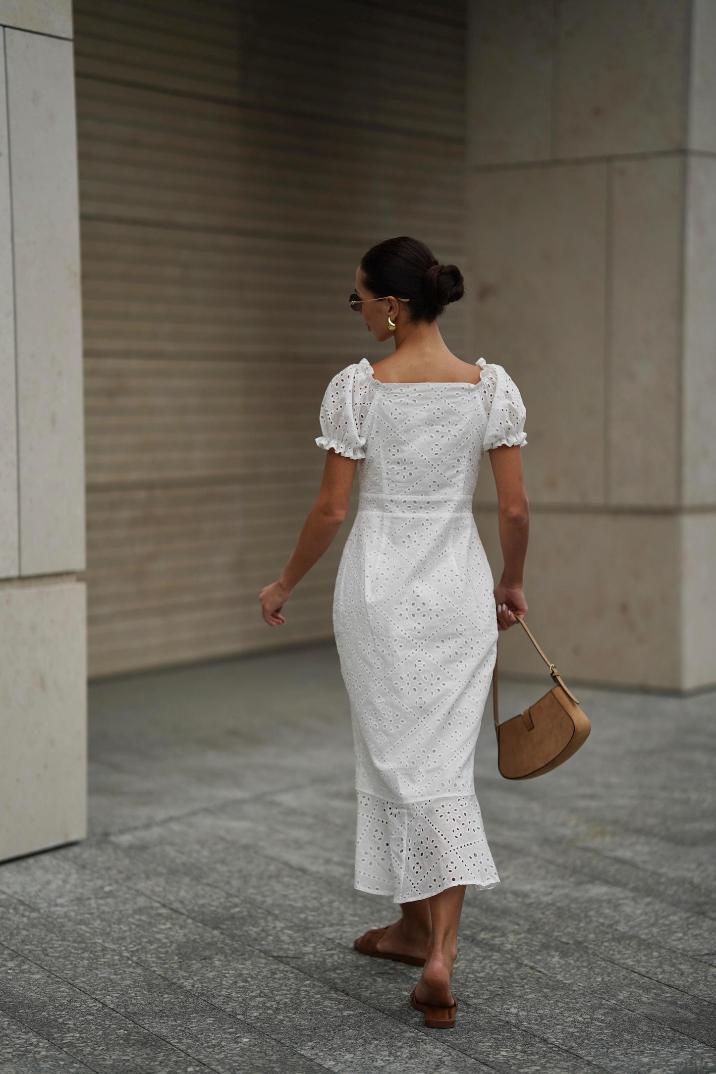 Elegante vestido de mujer con tejido batista y hombros descubiertos
