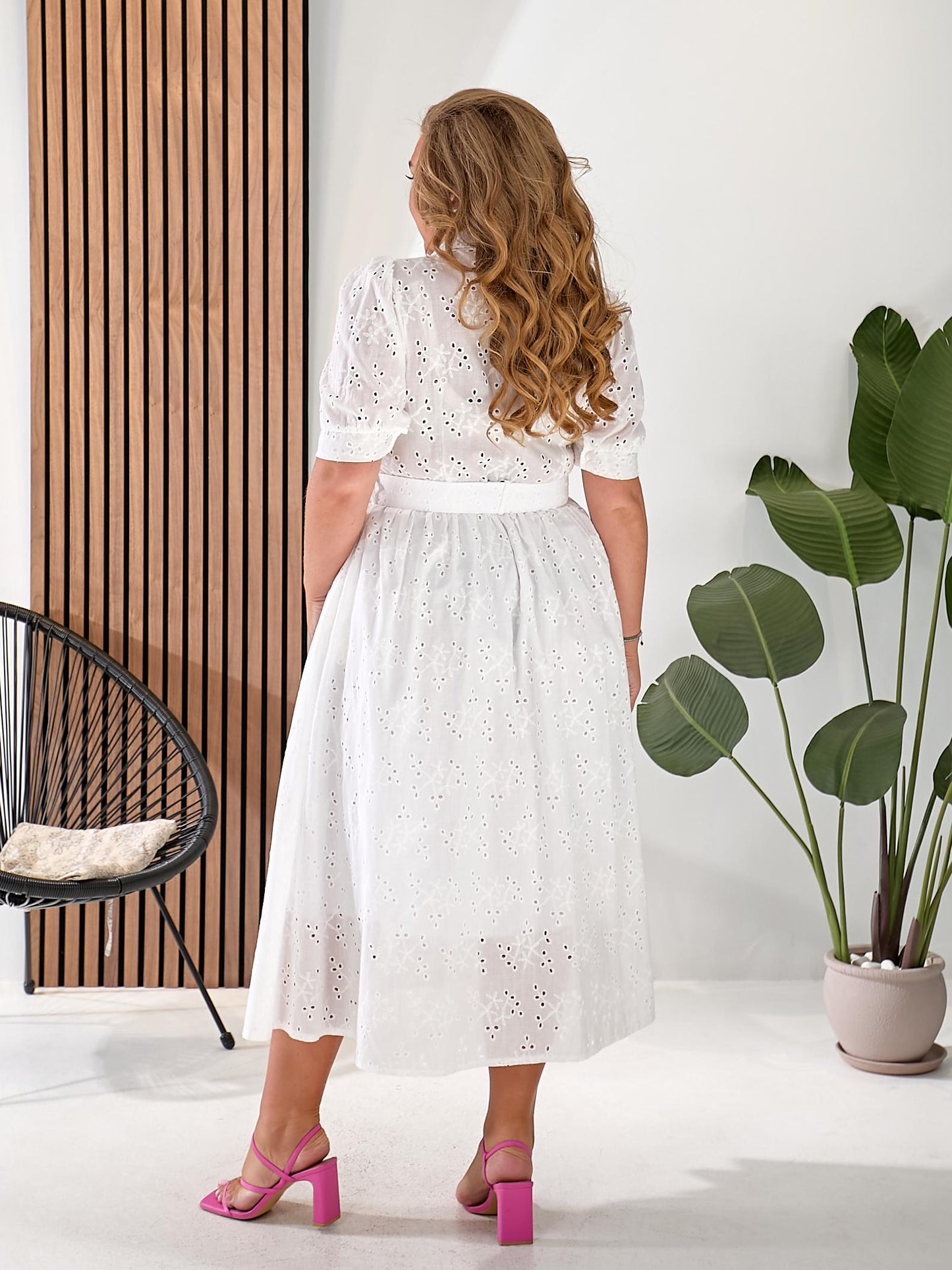 Vestido elegante de mujer con batista
