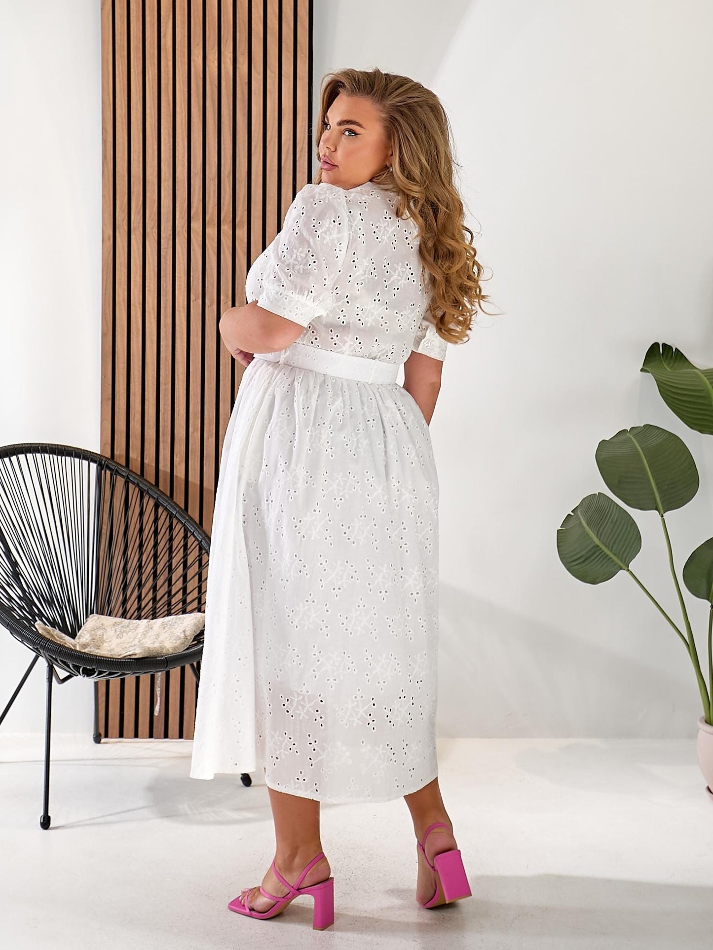 Vestido elegante de mujer con batista