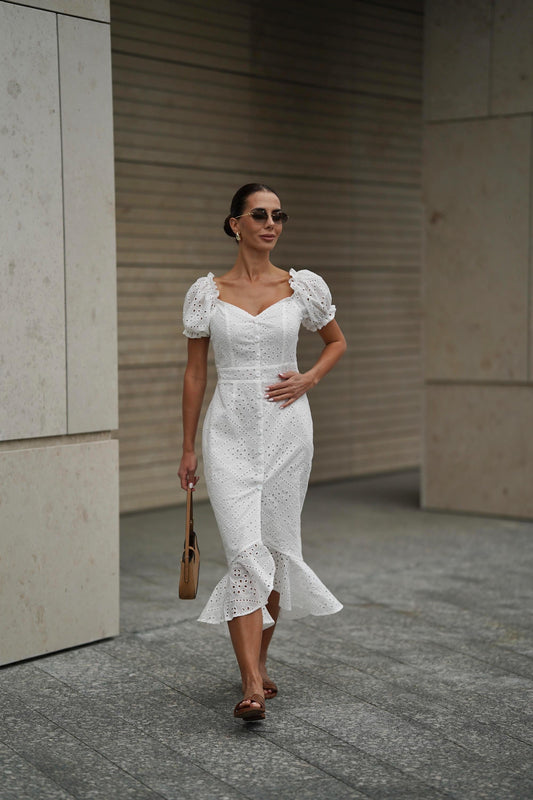 Elegante vestido de mujer con tejido batista y hombros descubiertos