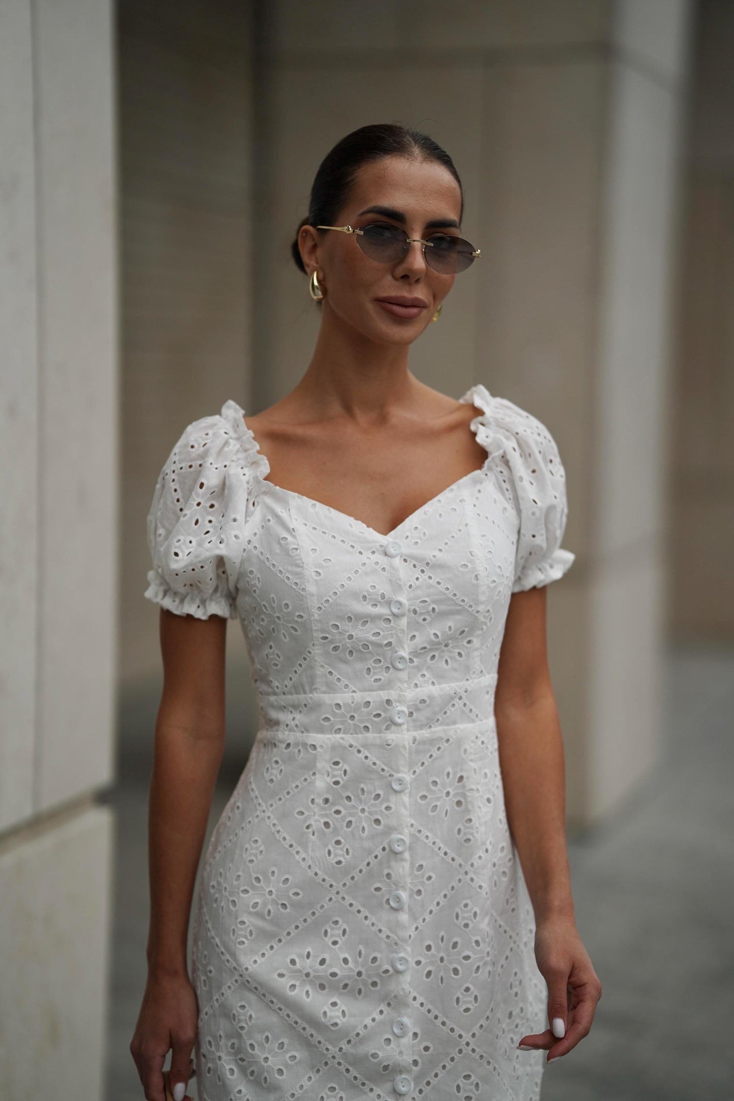 Elegante vestido de mujer con tejido batista y hombros descubiertos