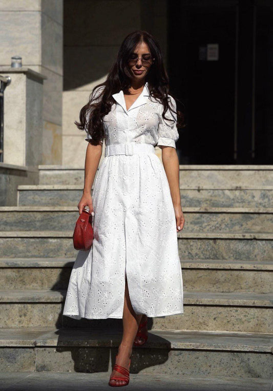 Vestido elegante de mujer con batista