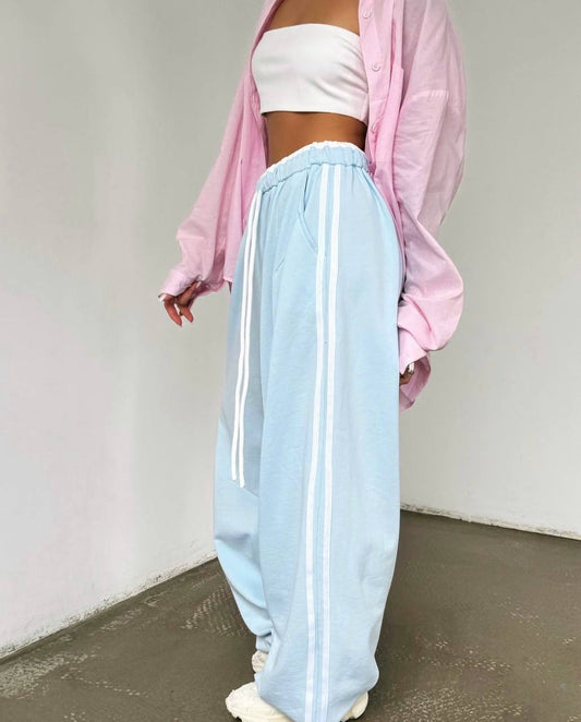 Pantalones deportivos rojos y azules