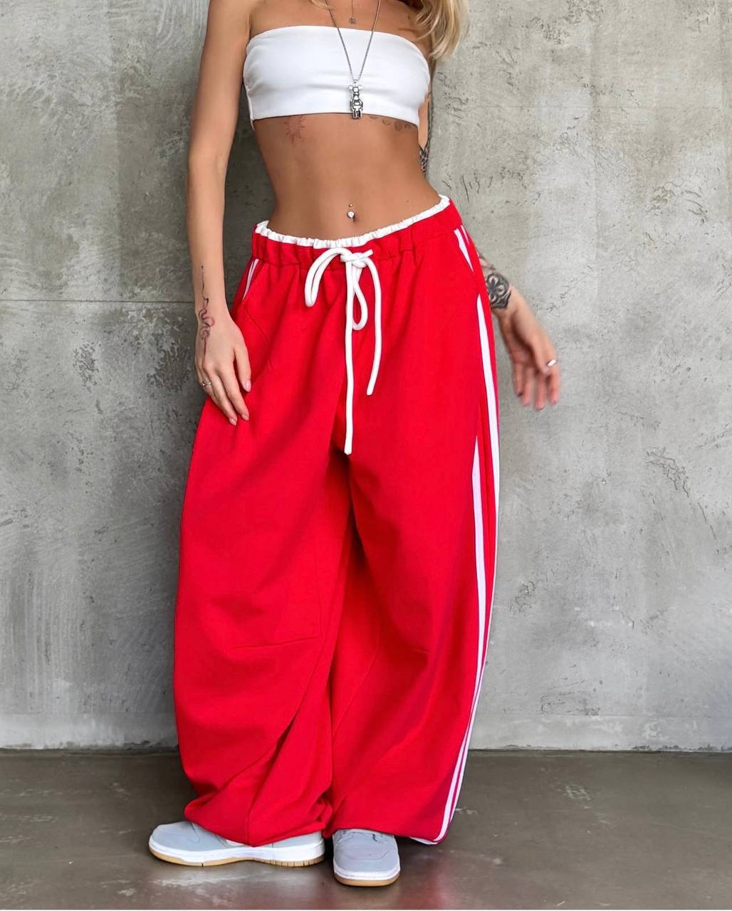 Pantalones deportivos rojos y azules