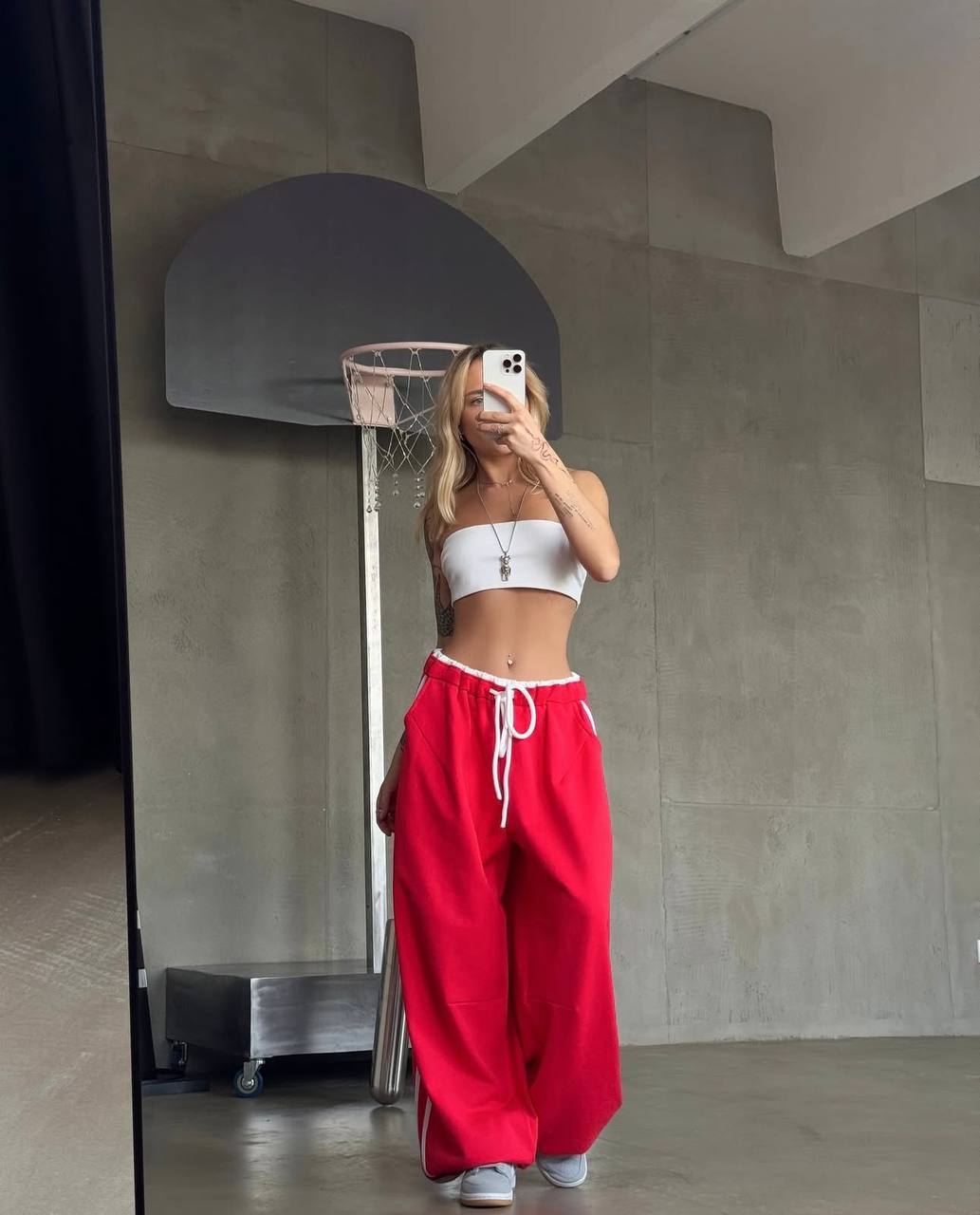 Pantalones deportivos rojos y azules