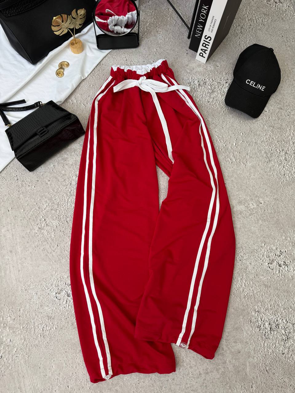 Pantalones deportivos rojos y azules
