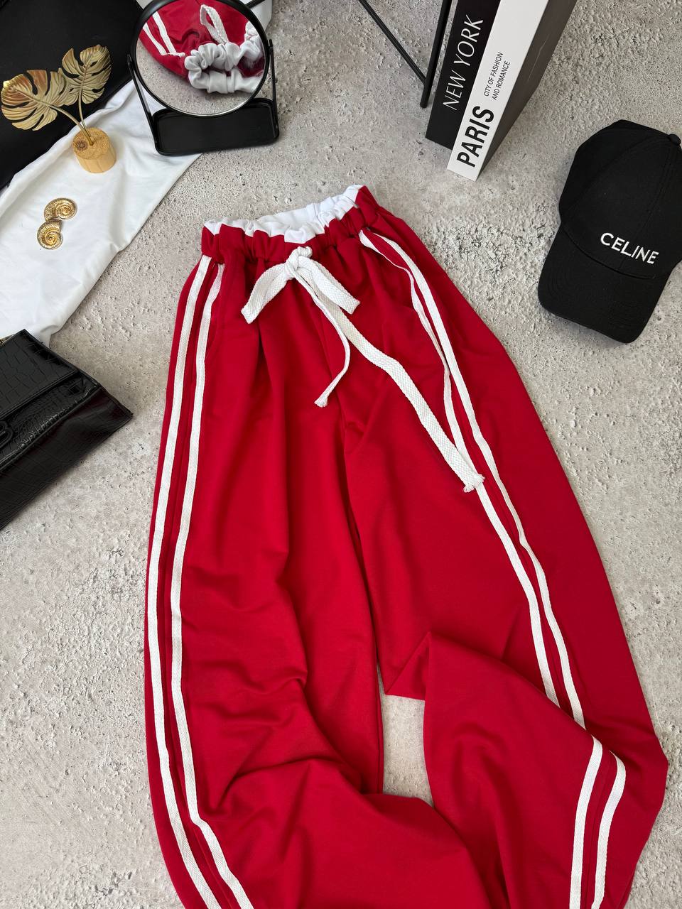 Pantalones deportivos rojos y azules