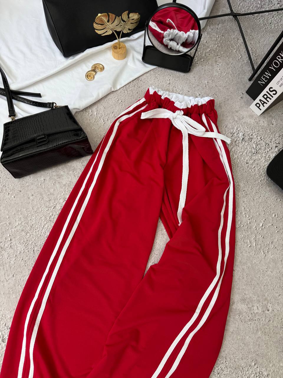 Pantalones deportivos rojos y azules