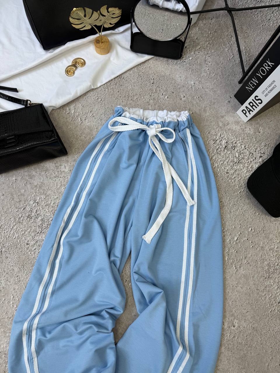 Pantalones deportivos rojos y azules