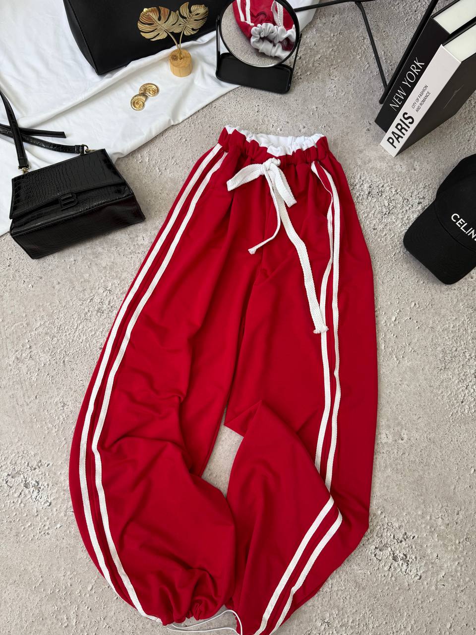 Pantalones deportivos rojos y azules