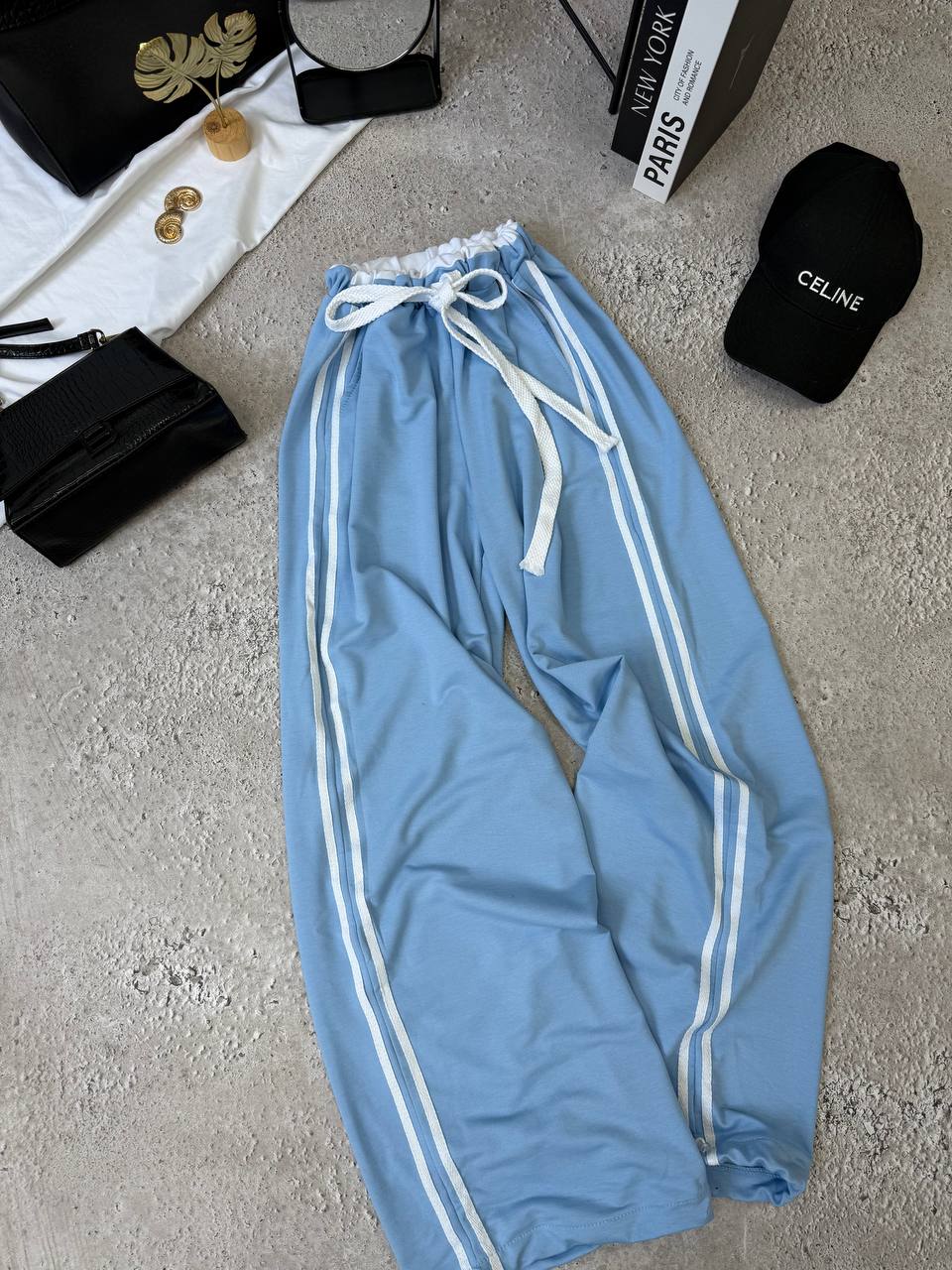 Pantalones deportivos rojos y azules