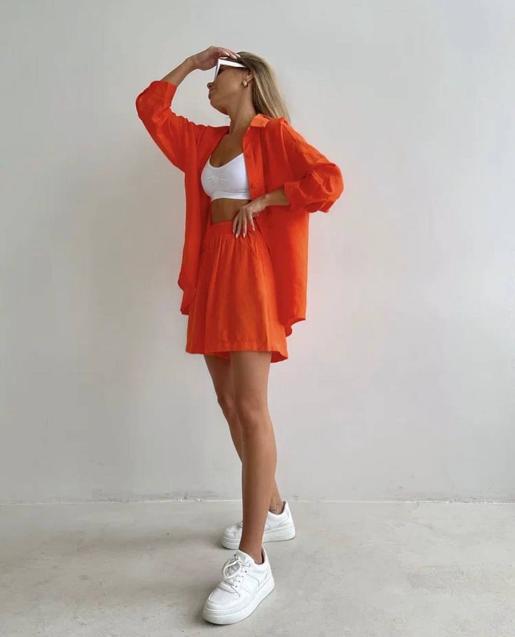 traje de pantalones cortos y camisa