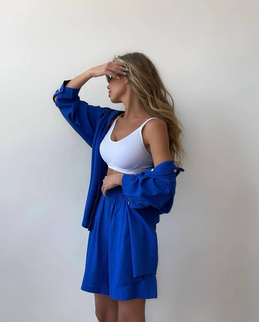 traje de pantalones cortos y camisa