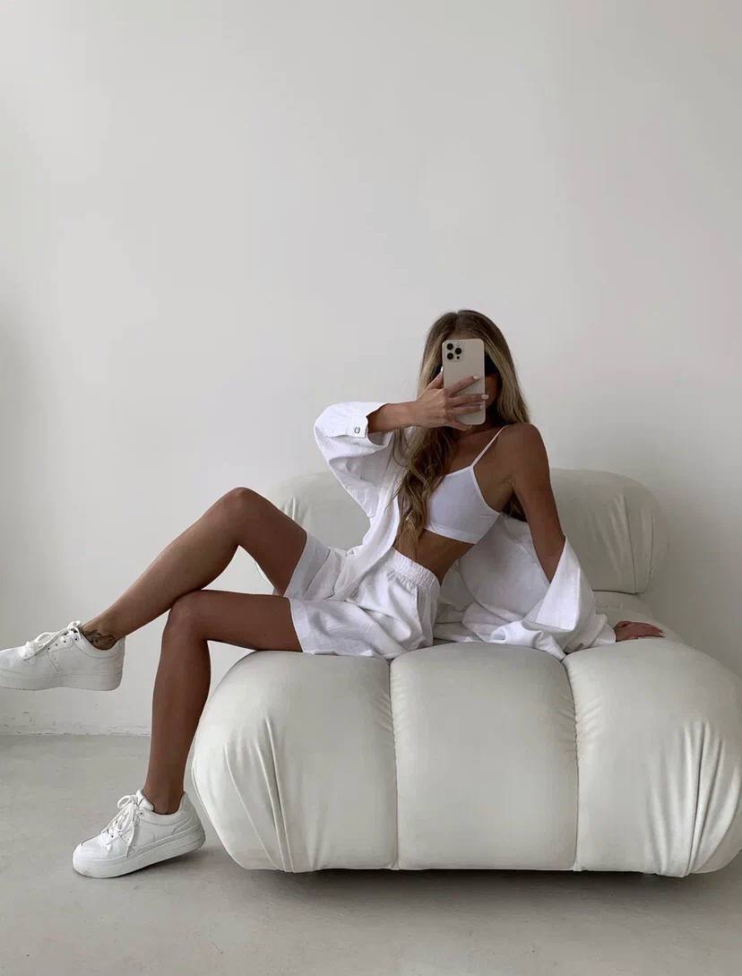 traje de pantalones cortos y camisa