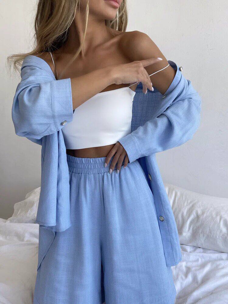 traje de pantalones cortos y camisa