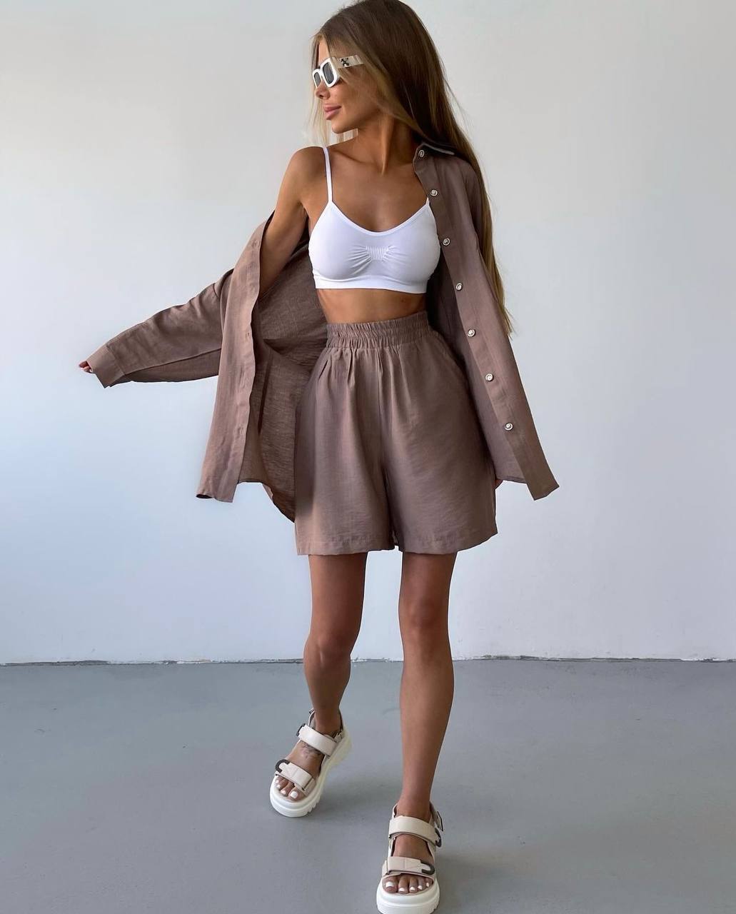 traje de pantalones cortos y camisa