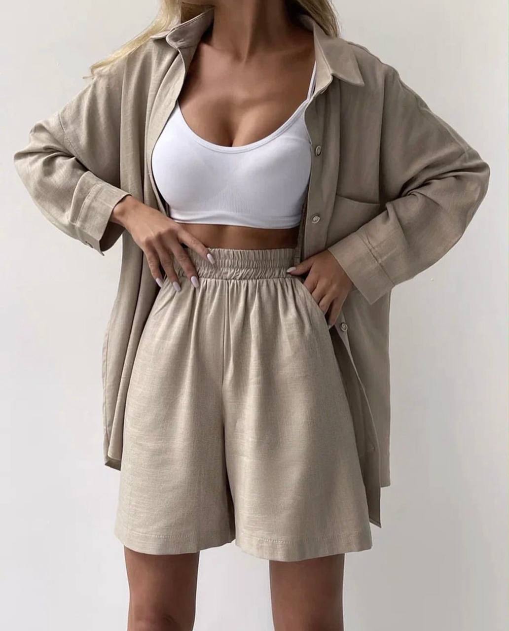traje de pantalones cortos y camisa