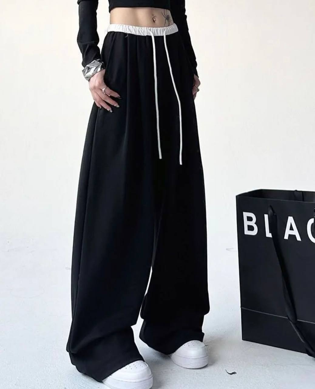 Pantalones básicos brillantes con cinturón blanco