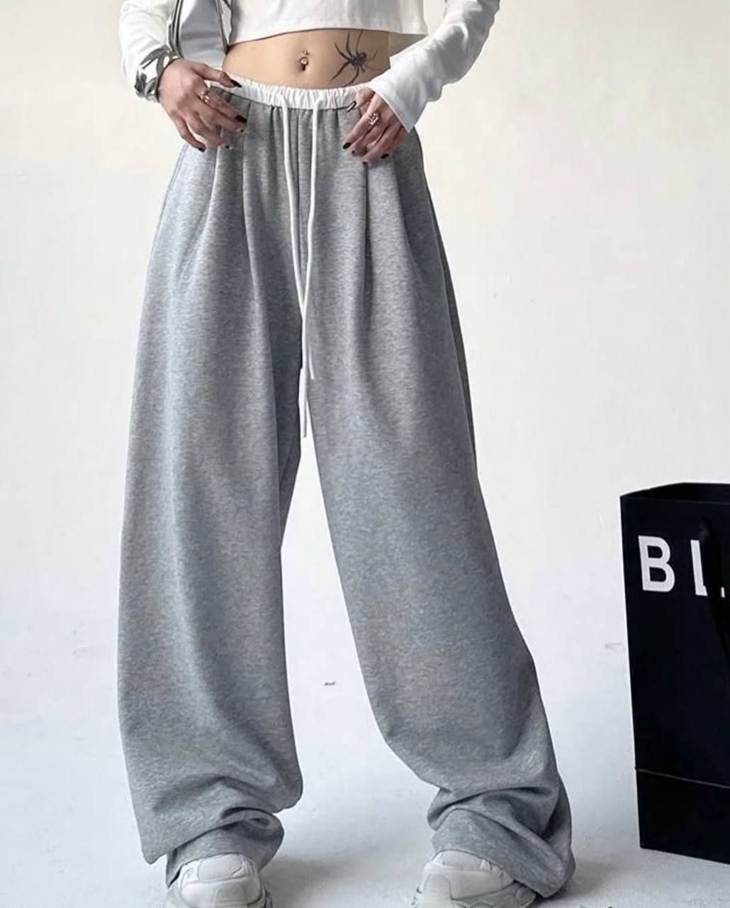 Pantalones básicos brillantes con cinturón blanco