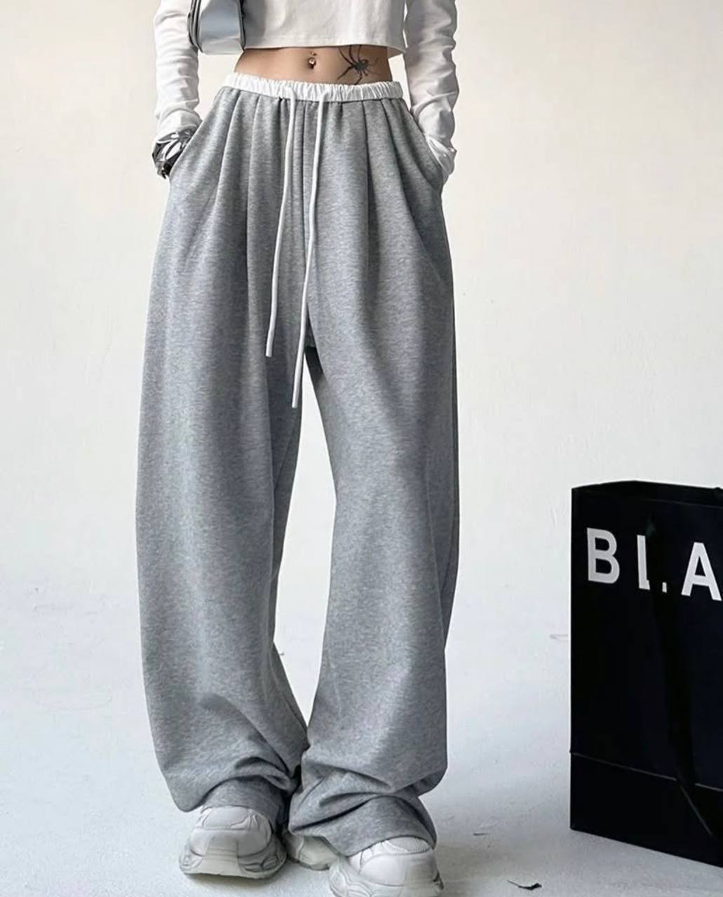 Pantalones básicos brillantes con cinturón blanco