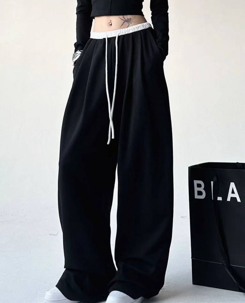 Pantalones básicos brillantes con cinturón blanco
