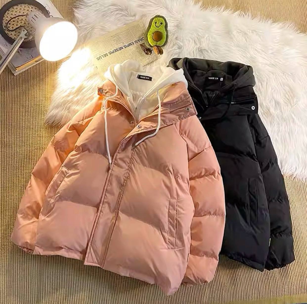 Chaqueta de plumas con capucha cosida