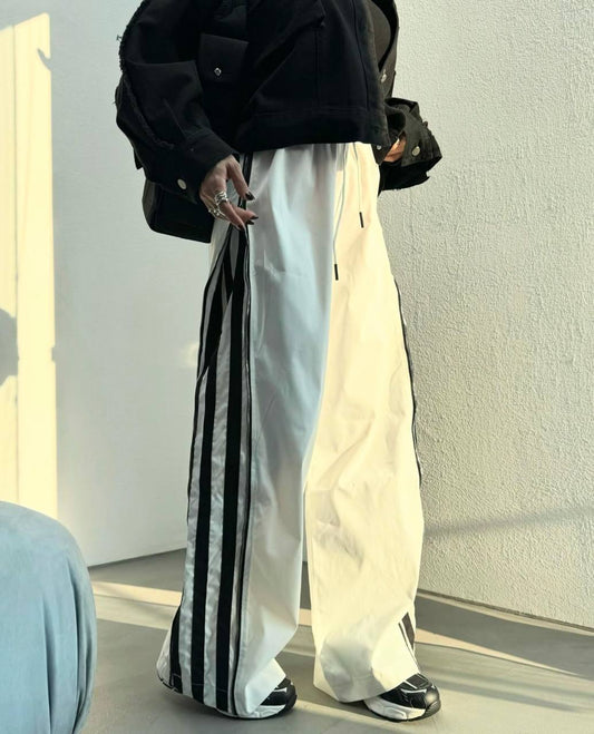 Pantalones con tiras laterales