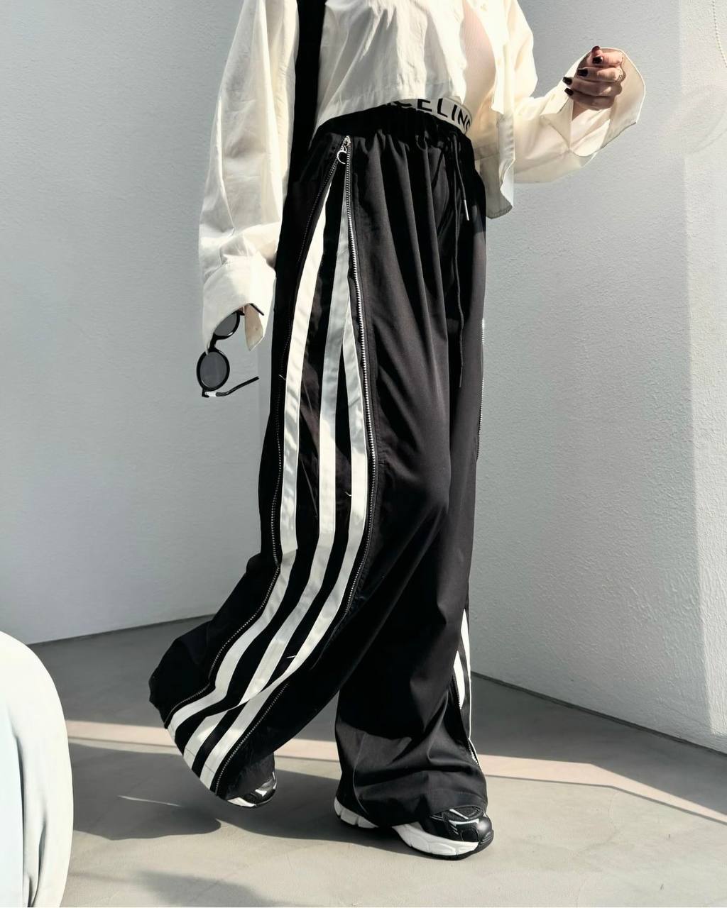 Pantalones con tiras laterales