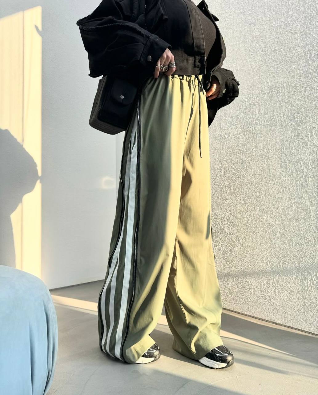 Pantalones con tiras laterales