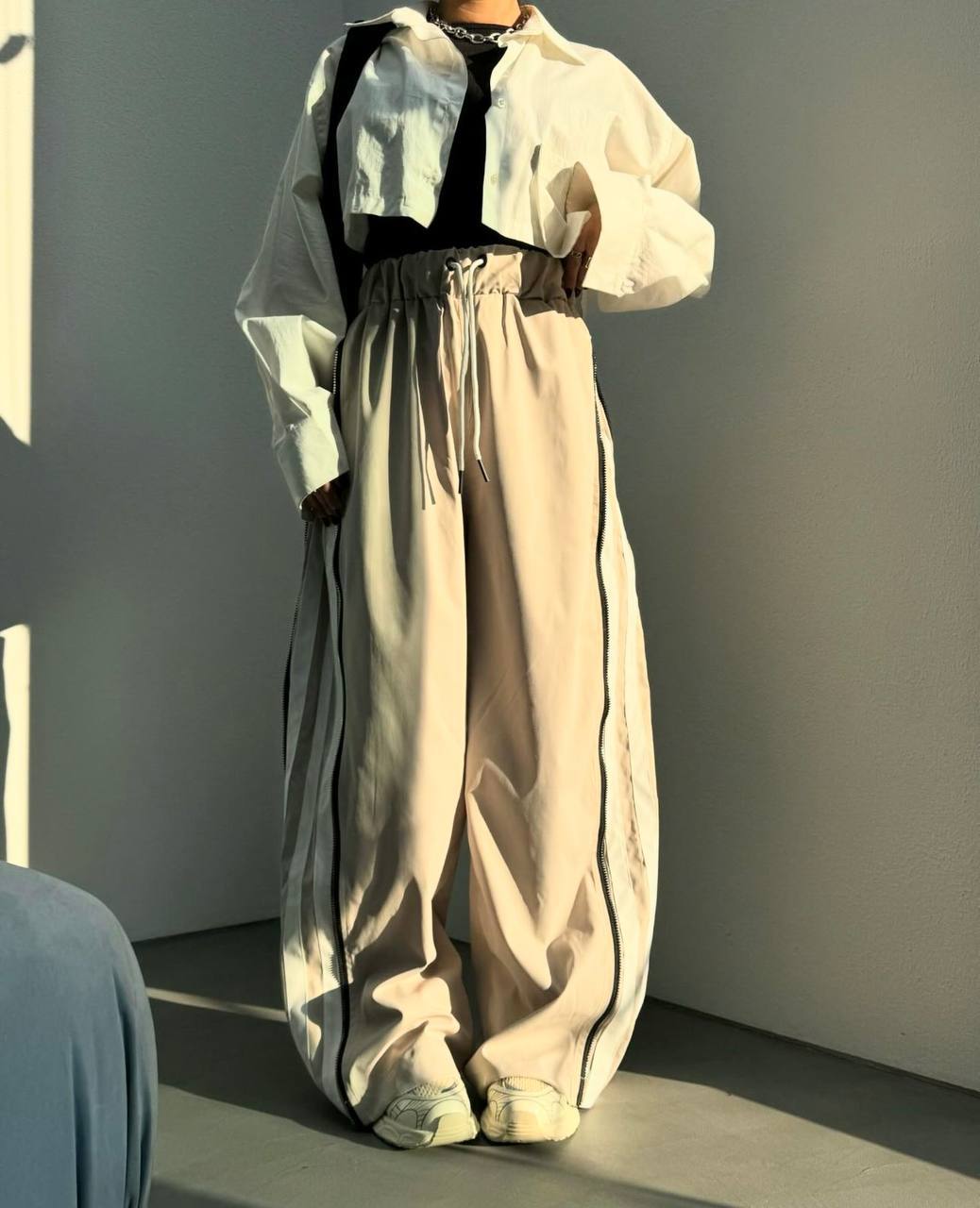 Pantalones con tiras laterales