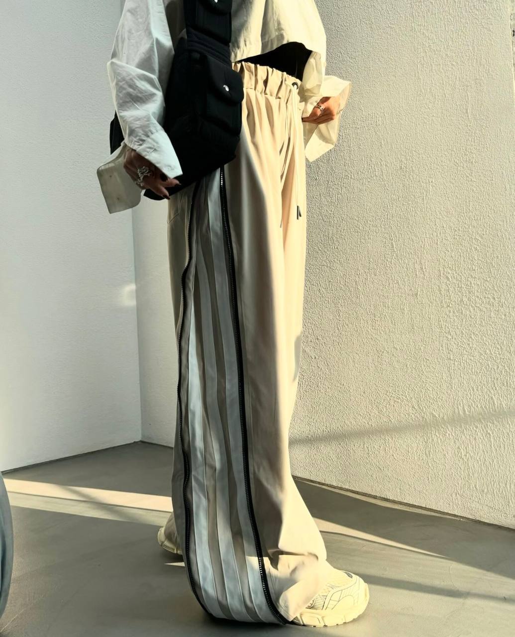 Pantalones con tiras laterales