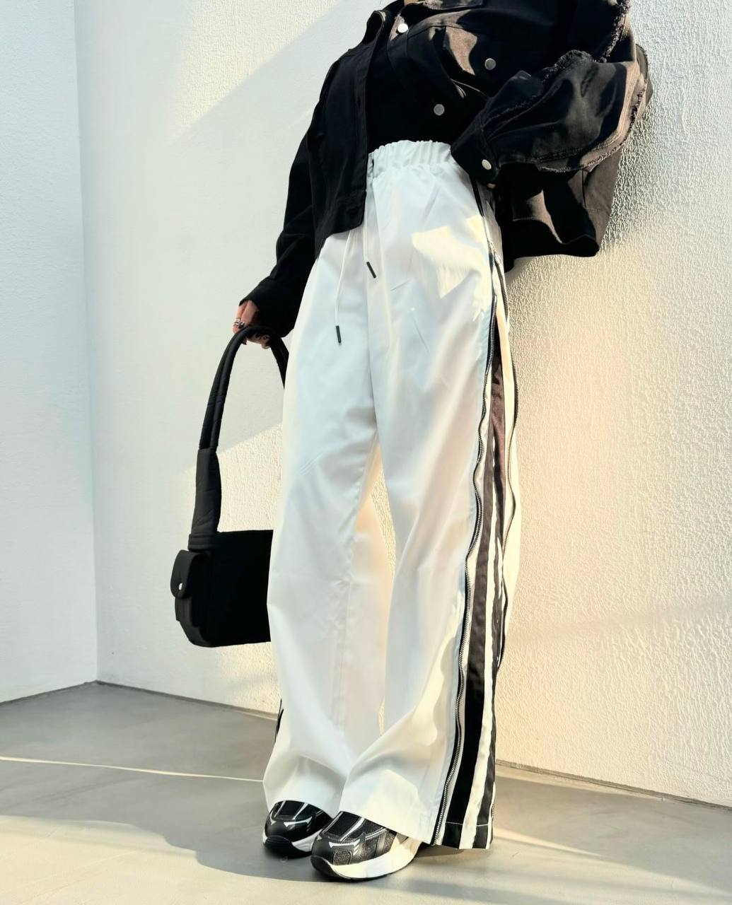Pantalones con tiras laterales