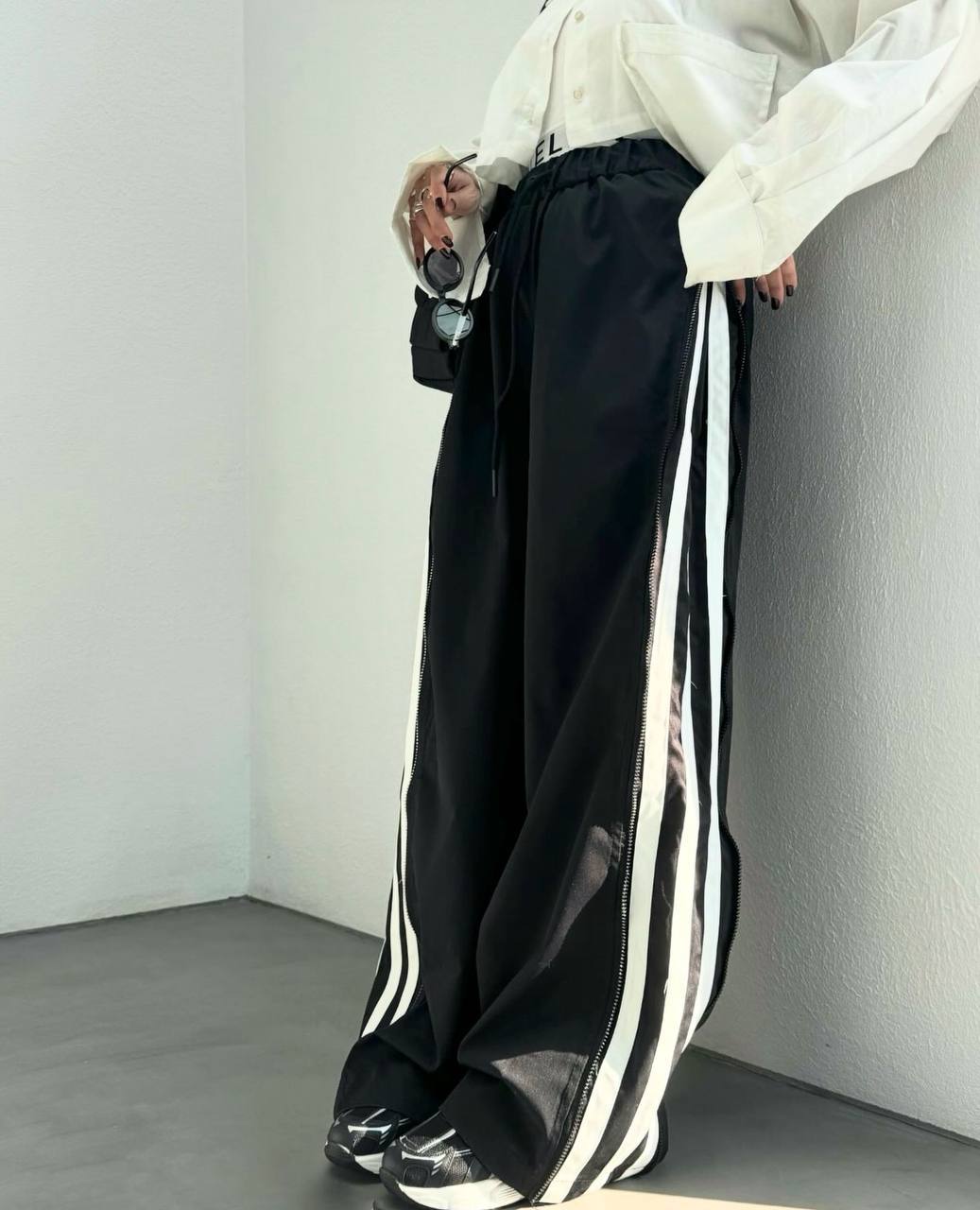 Pantalones con tiras laterales