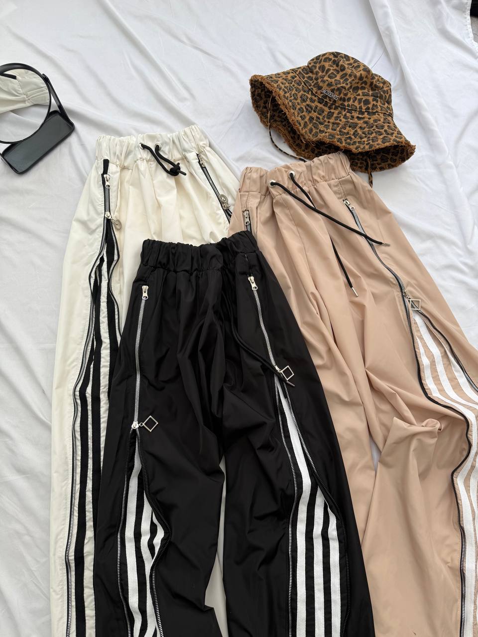 Pantalones con tiras laterales