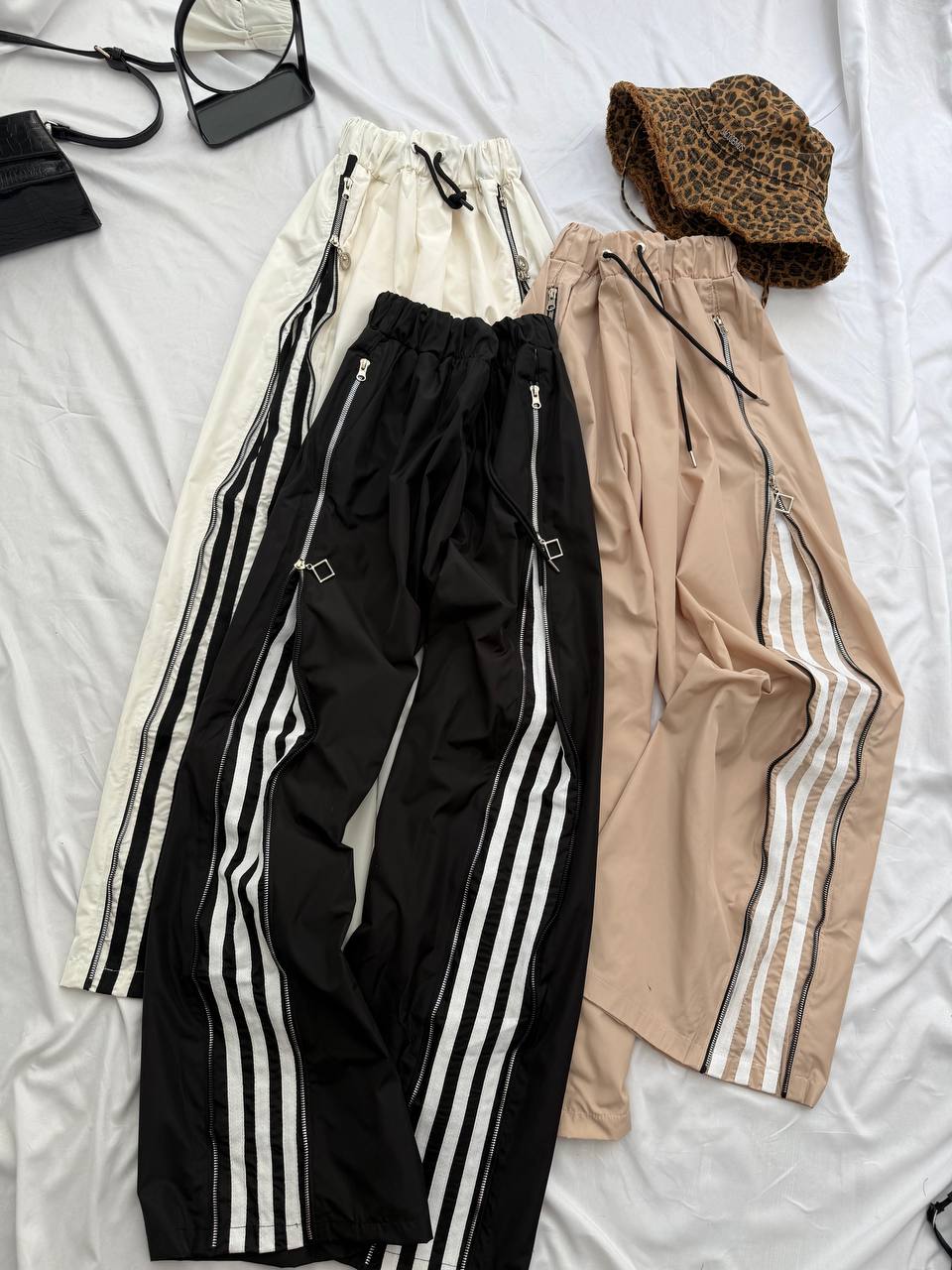 Pantalones con tiras laterales