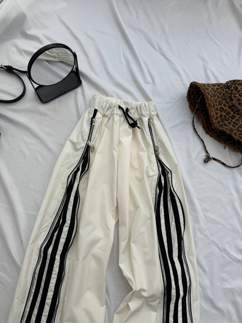 Pantalones con tiras laterales