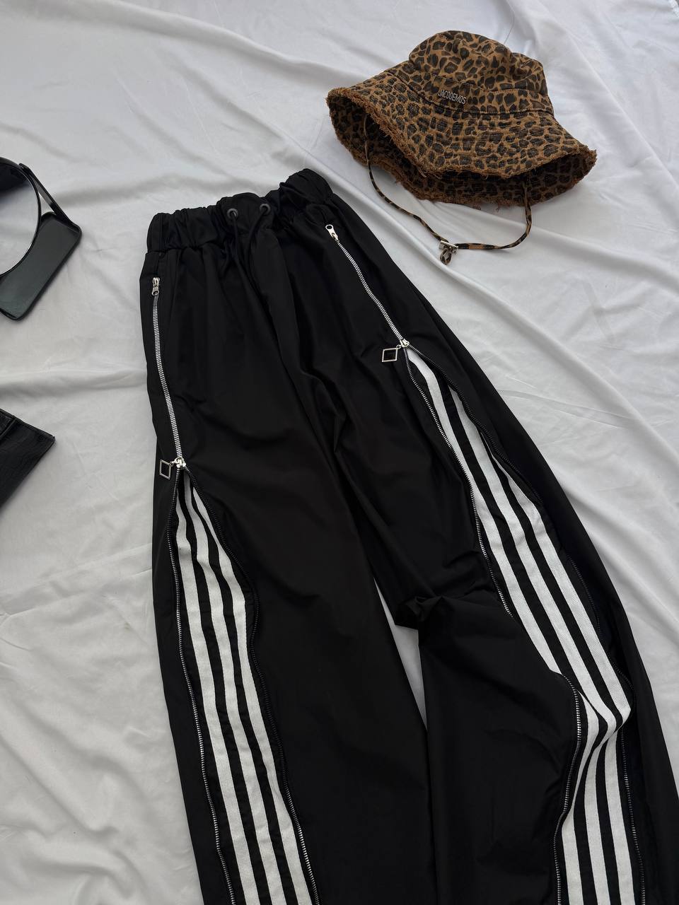 Pantalones con tiras laterales