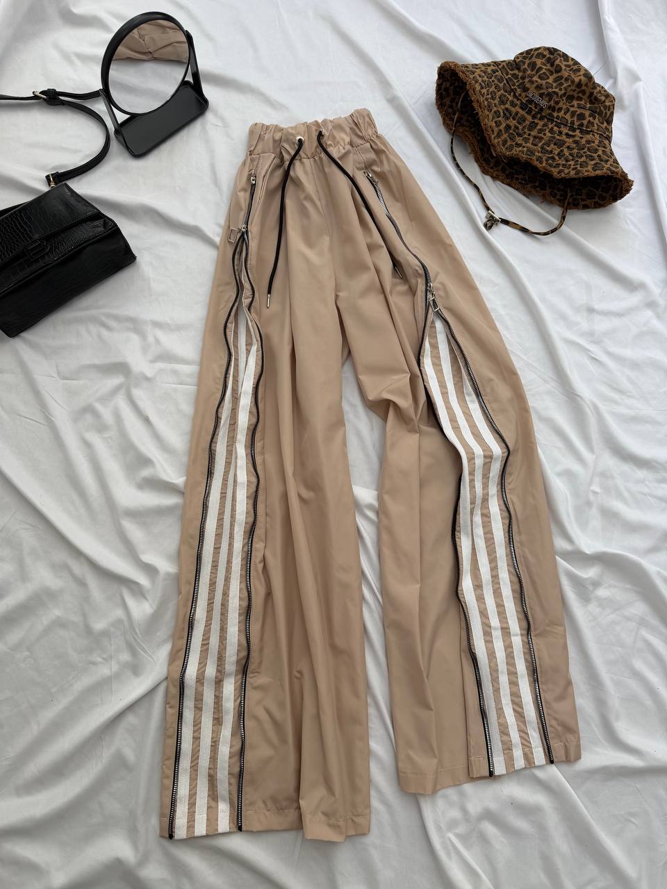 Pantalones con tiras laterales