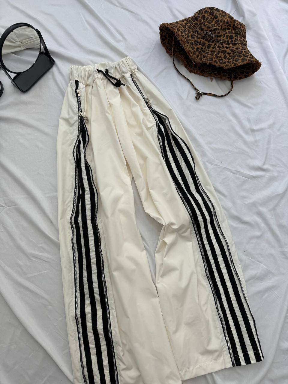 Pantalones con tiras laterales