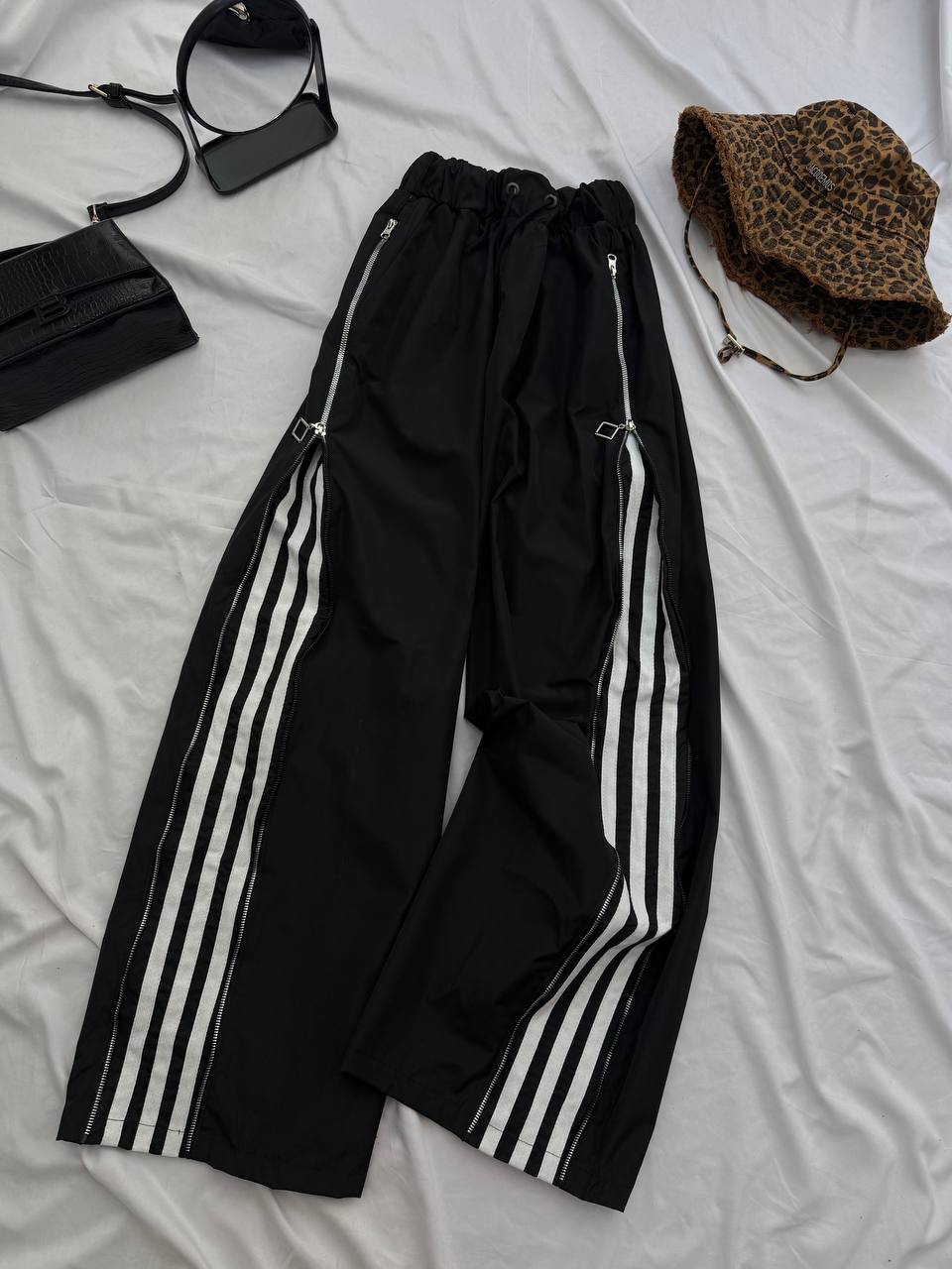 Pantalones con tiras laterales