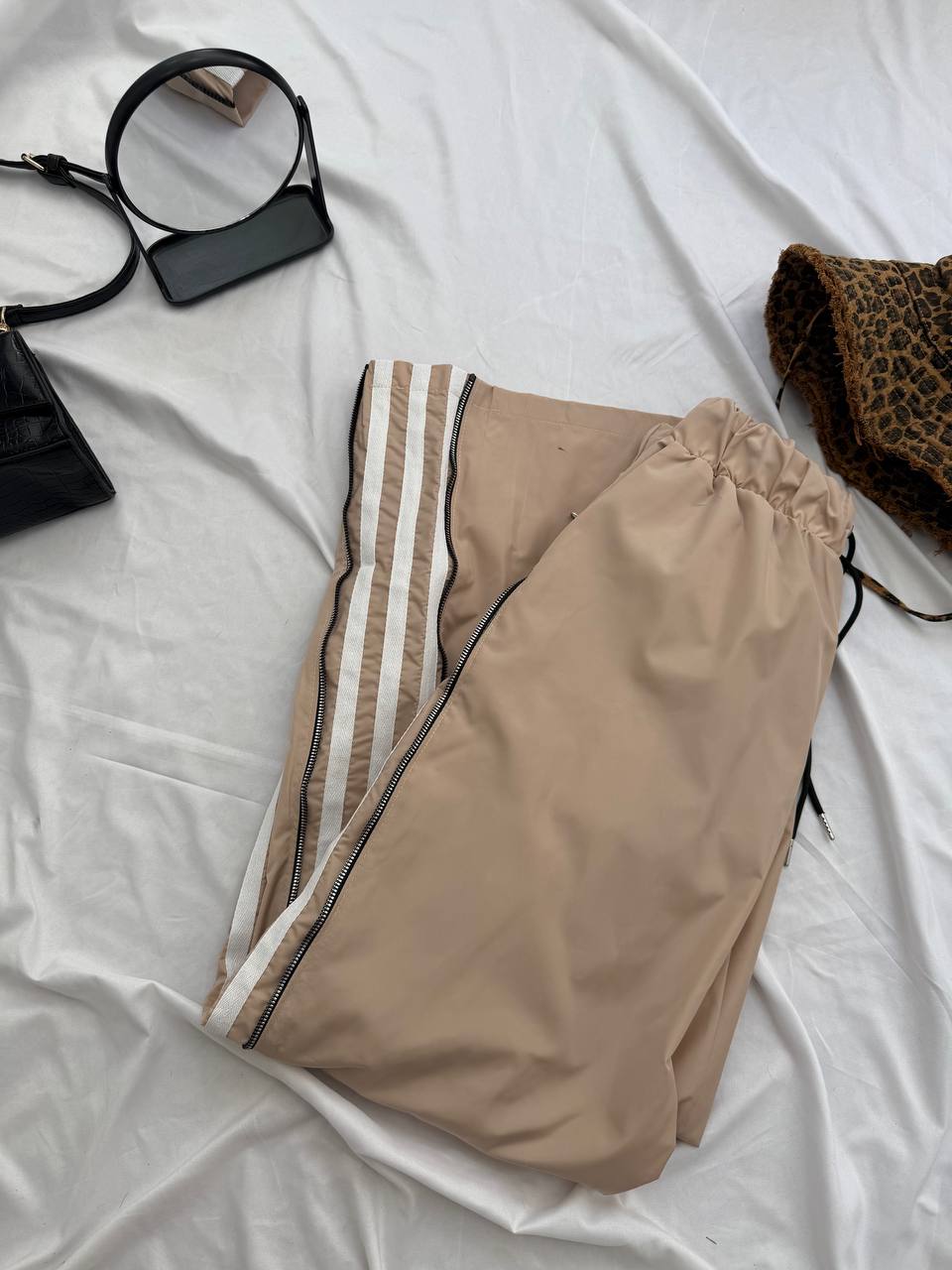 Pantalones con tiras laterales