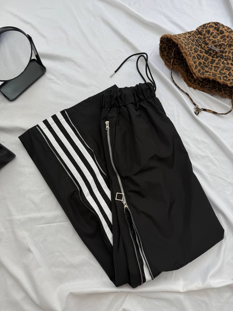 Pantalones con tiras laterales