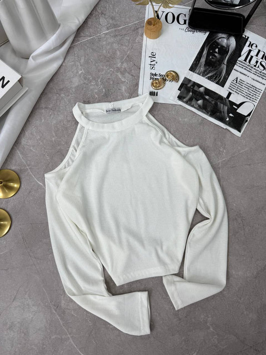 Camiseta de moda con cortes en los hombros