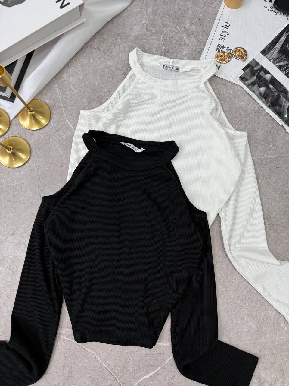 Camiseta de moda con cortes en los hombros